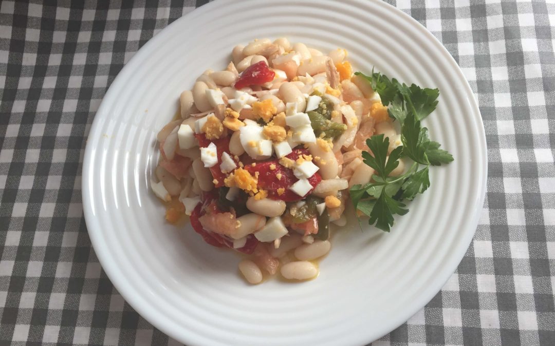 Ensalada de alubias blancas, atún y pimientos asados