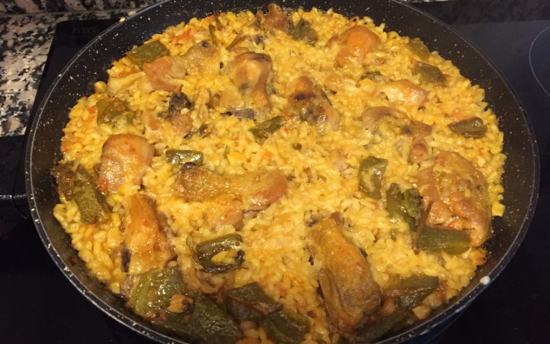 Paella de arroz con pollo