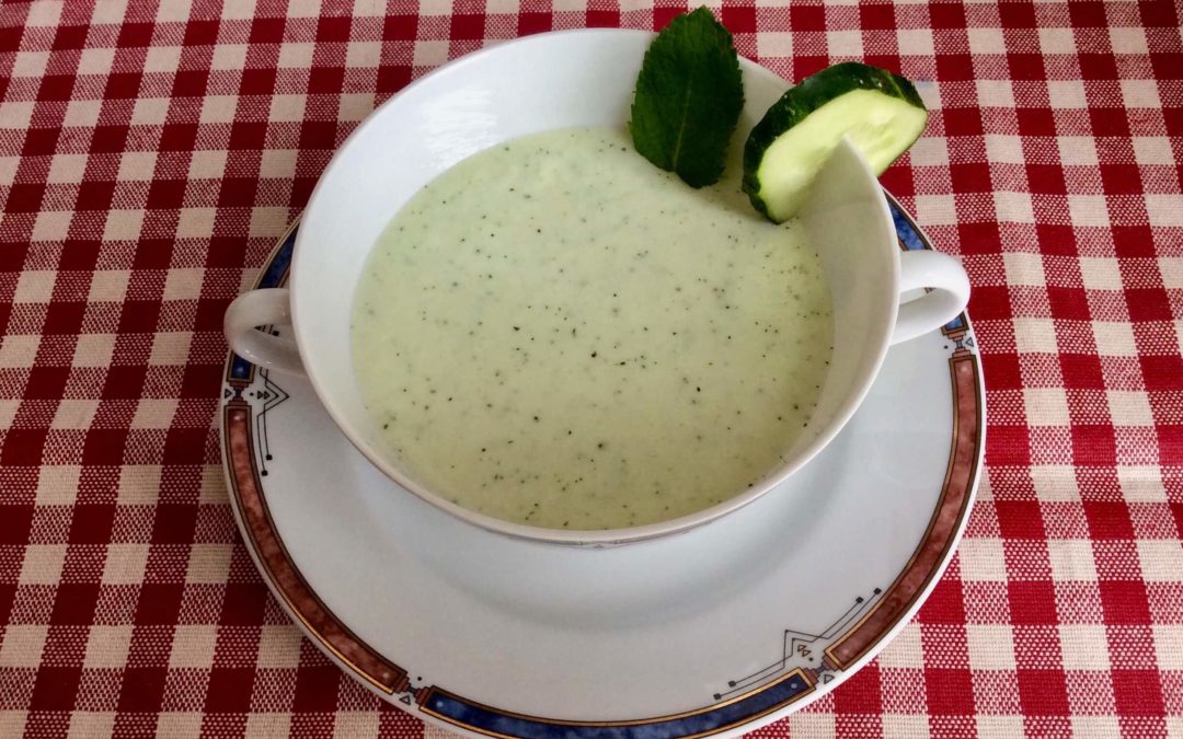 Sopa fria de pepino, yogur y menta