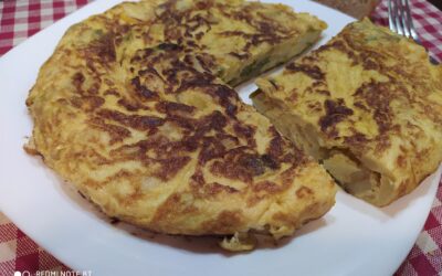 Tortilla de patatas, pimiento y cebolla