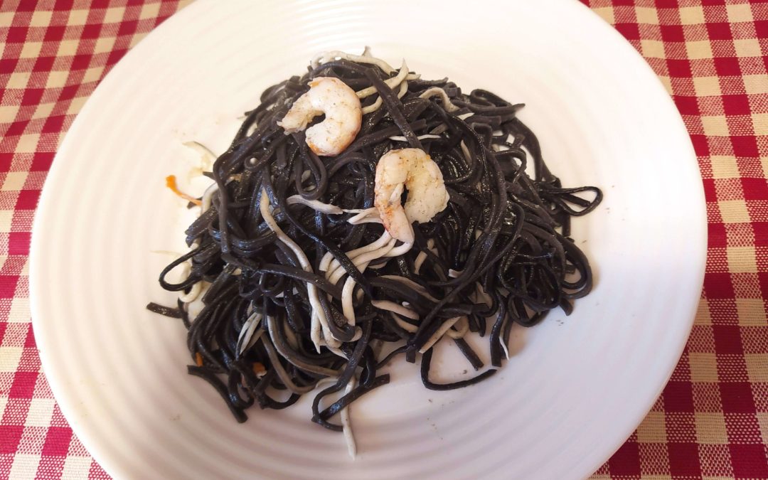 Spaguetti negro con gulas y gambas