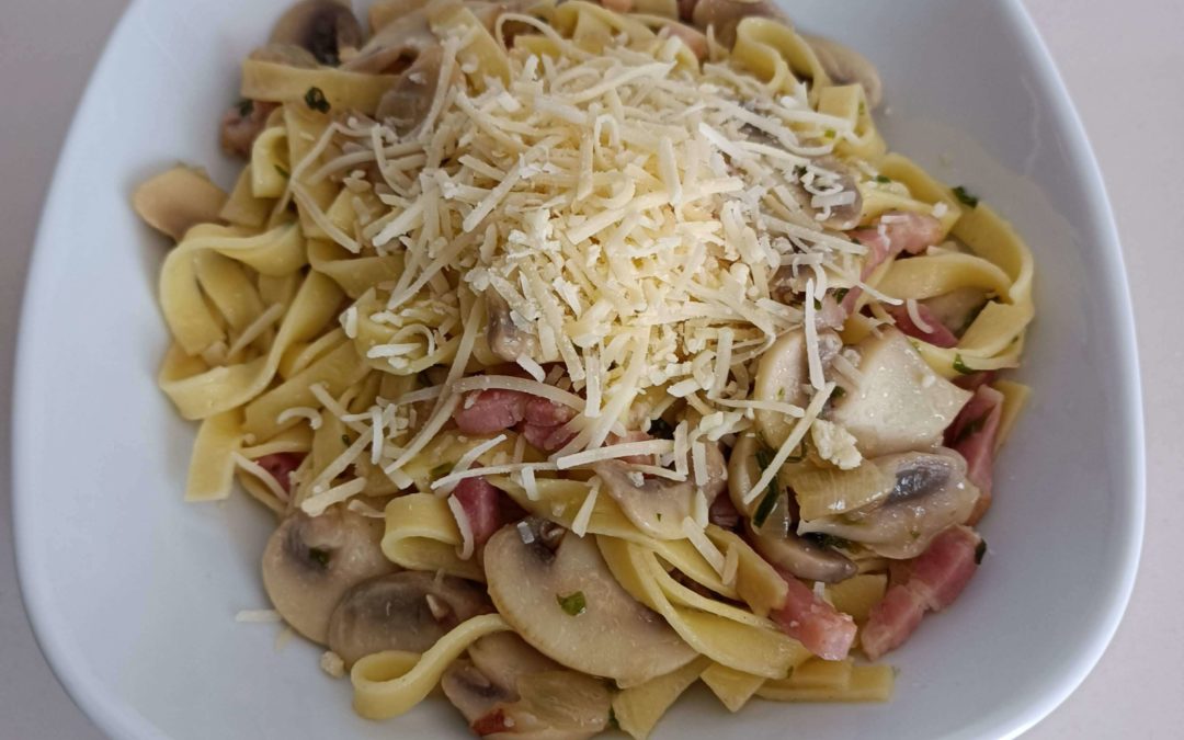 Tagliatelle con champiñones y bacon